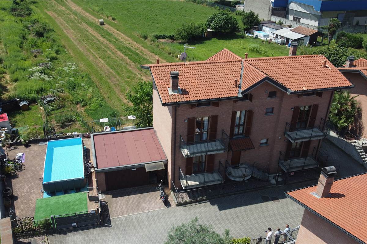 Villa Singola a Lonate Ceppino - Una Soluzione Abitativa Ideale per Famiglie Numerose