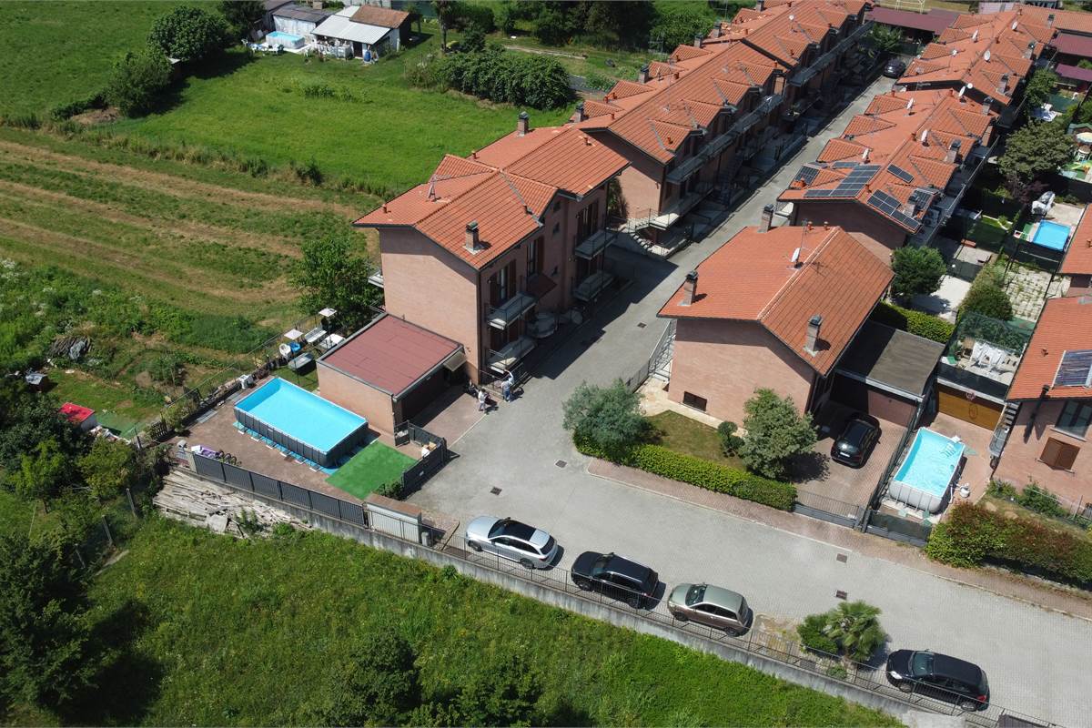 Villa Singola a Lonate Ceppino - Una Soluzione Abitativa Ideale per Famiglie Numerose