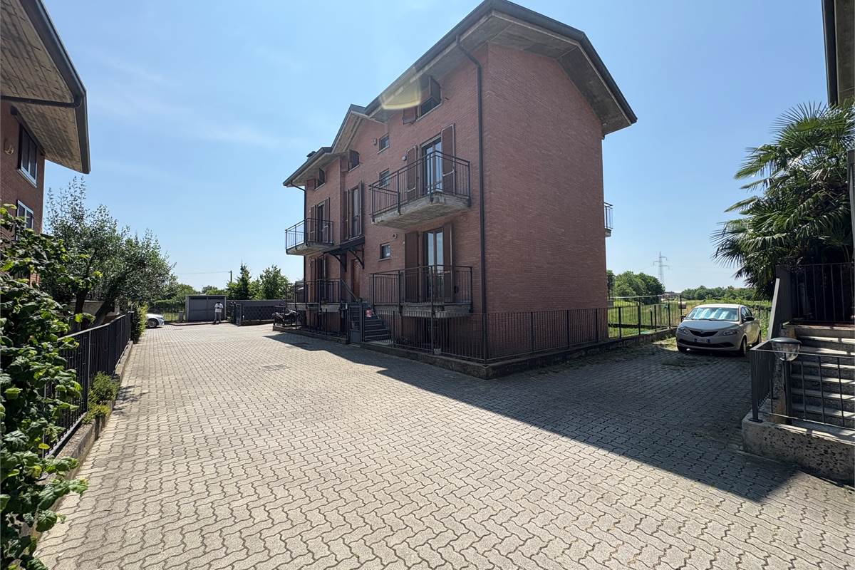Villa Singola a Lonate Ceppino - Una Soluzione Abitativa Ideale per Famiglie Numerose