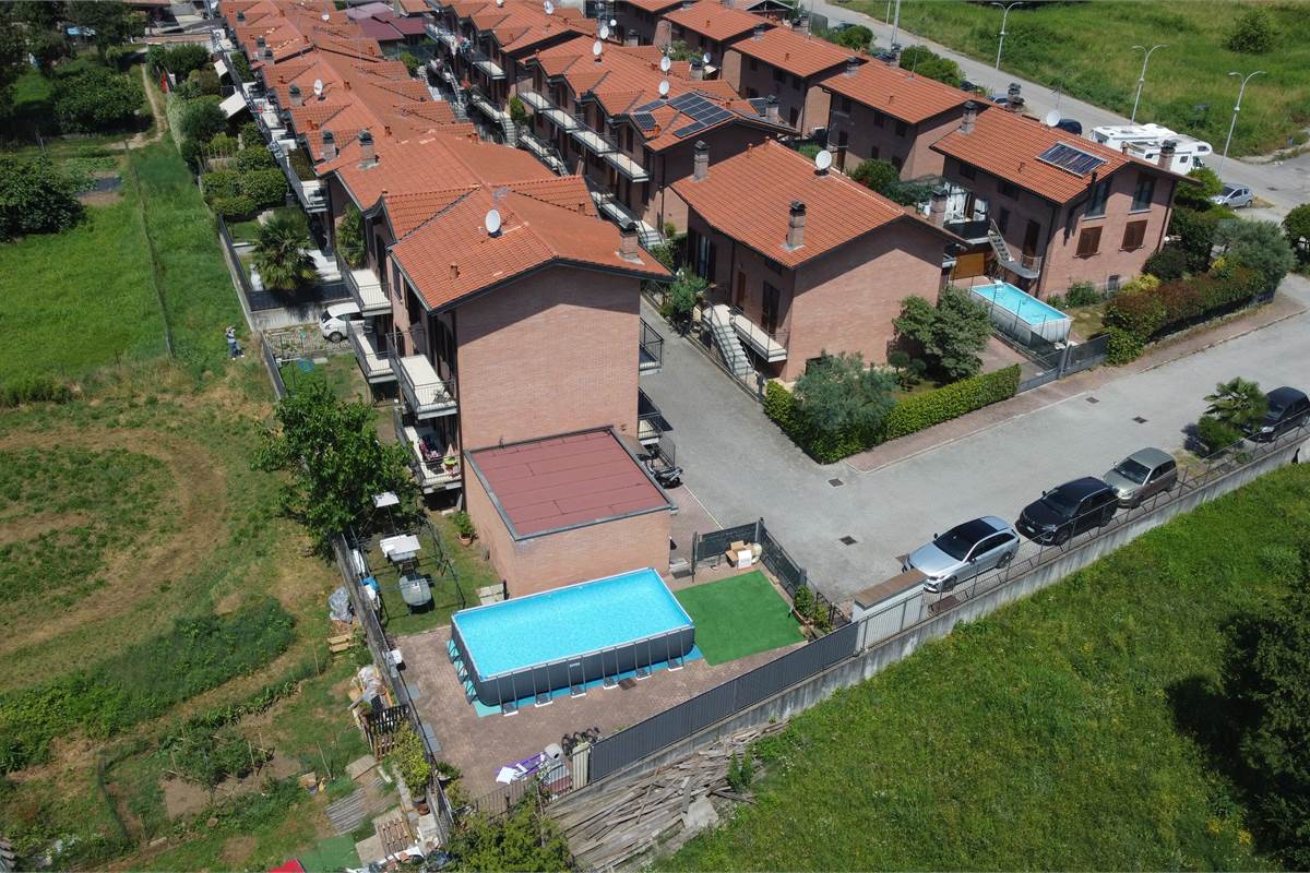Villa Singola a Lonate Ceppino - Una Soluzione Abitativa Ideale per Famiglie Numerose