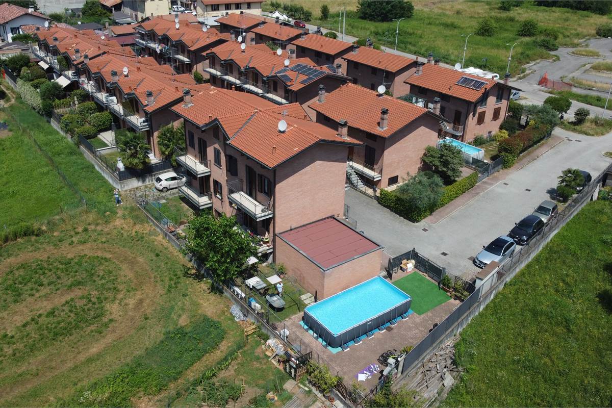 Villa Singola a Lonate Ceppino - Una Soluzione Abitativa Ideale per Famiglie Numerose