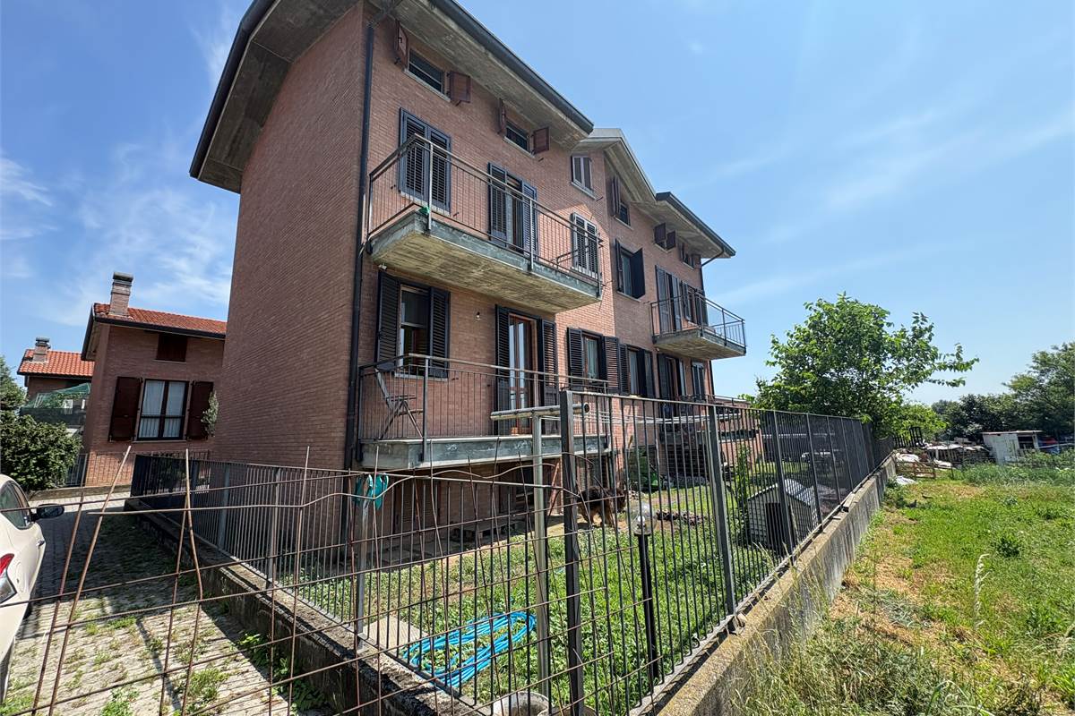 Villa Singola a Lonate Ceppino - Una Soluzione Abitativa Ideale per Famiglie Numerose