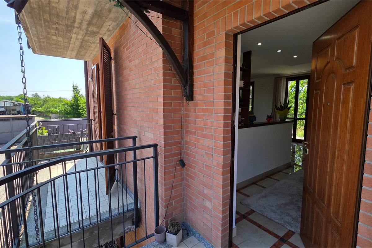 Villa Singola a Lonate Ceppino - Una Soluzione Abitativa Ideale per Famiglie Numerose