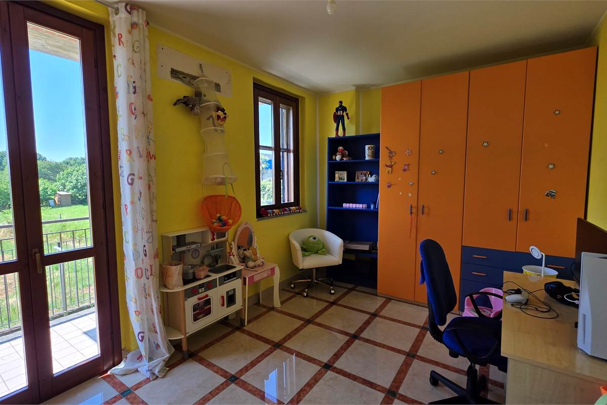 Villa Singola a Lonate Ceppino - Una Soluzione Abitativa Ideale per Famiglie Numerose