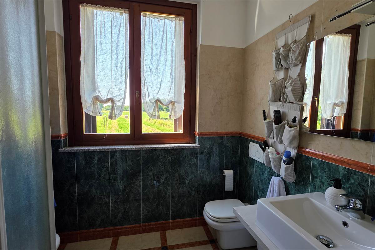 Villa Singola a Lonate Ceppino - Una Soluzione Abitativa Ideale per Famiglie Numerose