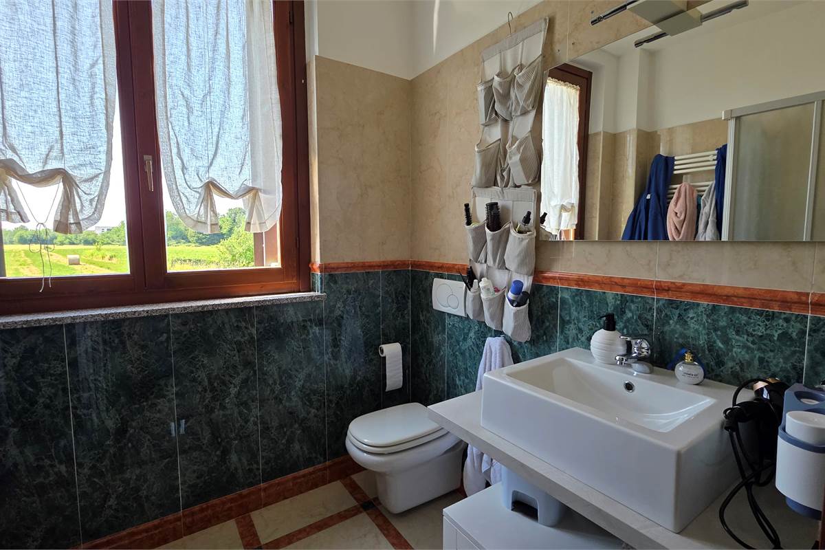 Villa Singola a Lonate Ceppino - Una Soluzione Abitativa Ideale per Famiglie Numerose