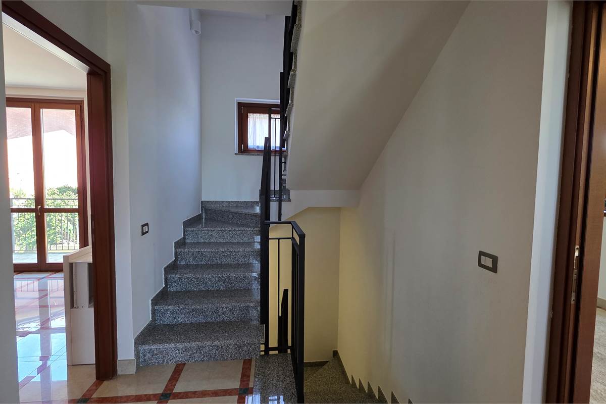 Villa Singola a Lonate Ceppino - Una Soluzione Abitativa Ideale per Famiglie Numerose