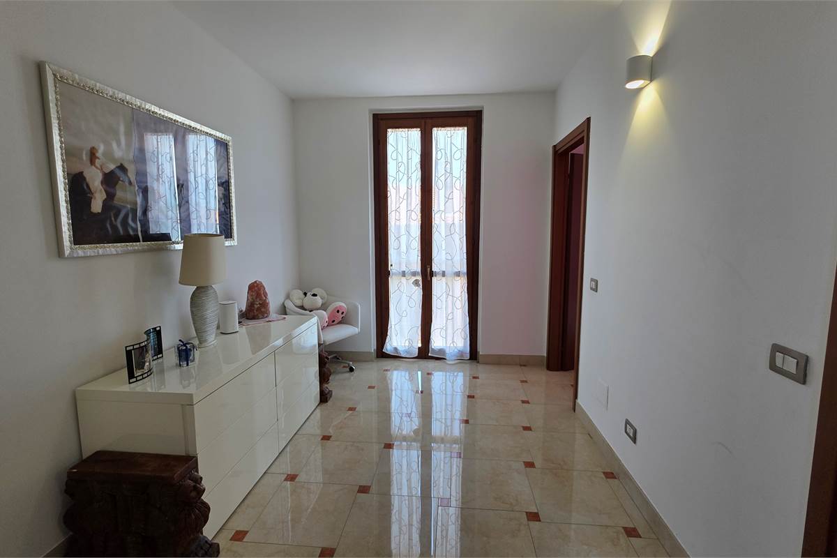 Villa Singola a Lonate Ceppino - Una Soluzione Abitativa Ideale per Famiglie Numerose