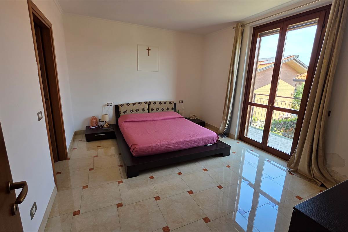 Villa Singola a Lonate Ceppino - Una Soluzione Abitativa Ideale per Famiglie Numerose