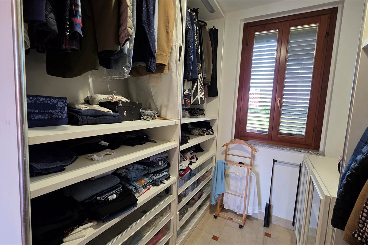 Villa Singola a Lonate Ceppino - Una Soluzione Abitativa Ideale per Famiglie Numerose