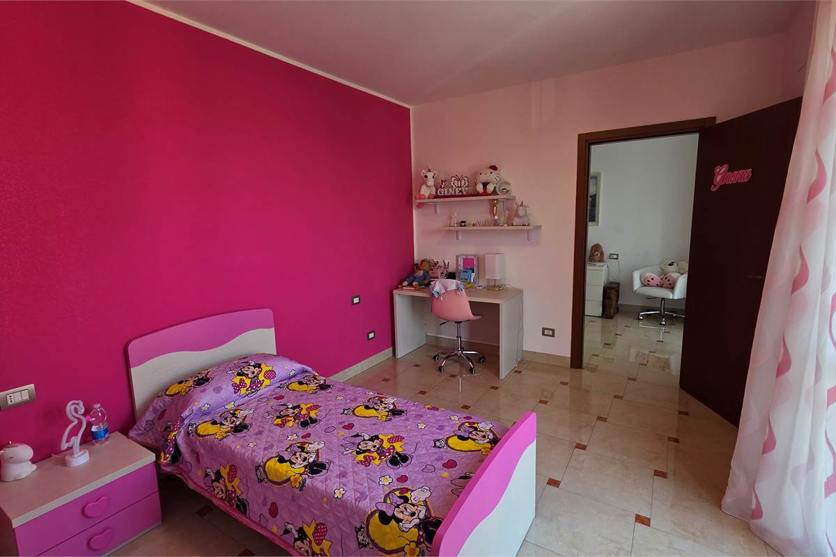Villa Singola a Lonate Ceppino - Una Soluzione Abitativa Ideale per Famiglie Numerose