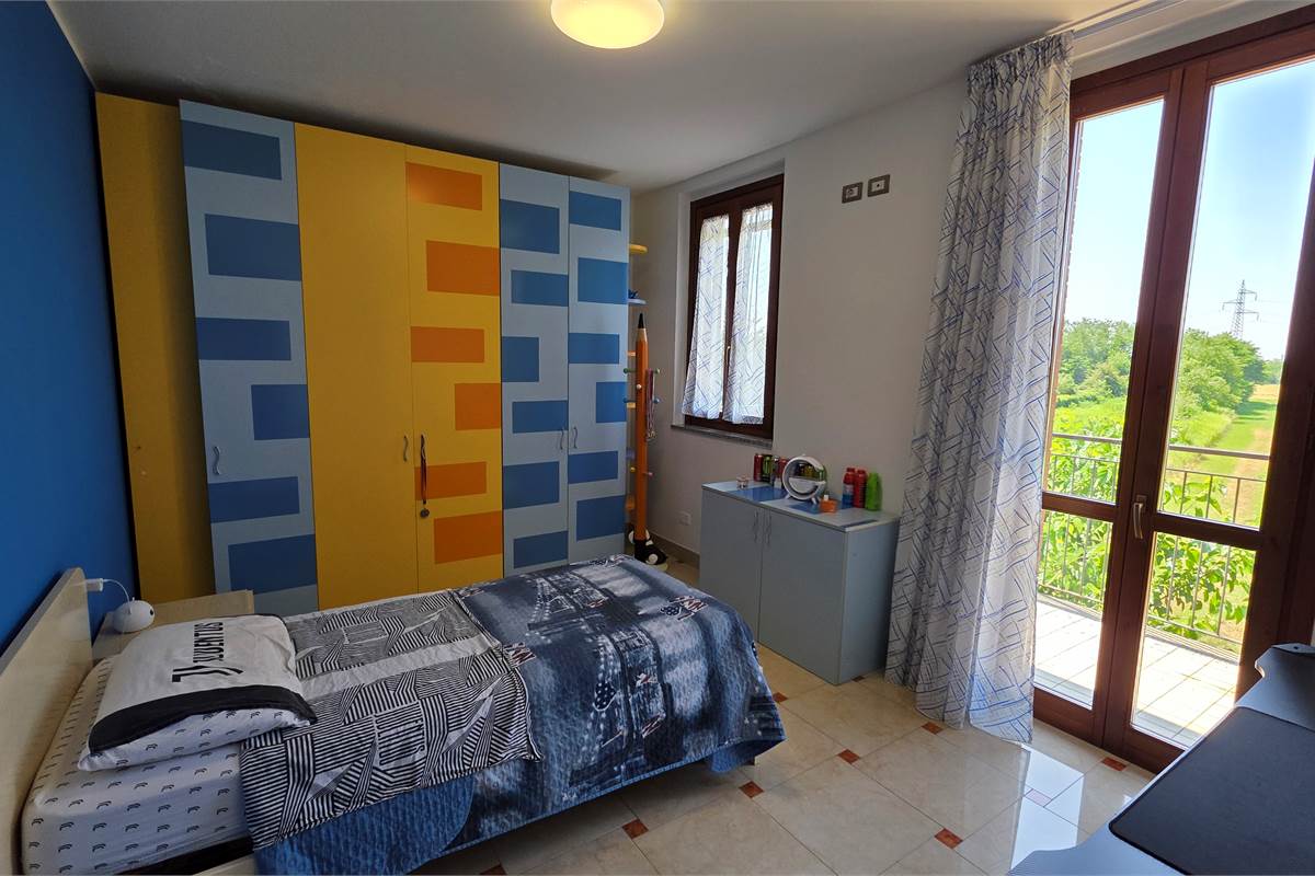 Villa Singola a Lonate Ceppino - Una Soluzione Abitativa Ideale per Famiglie Numerose