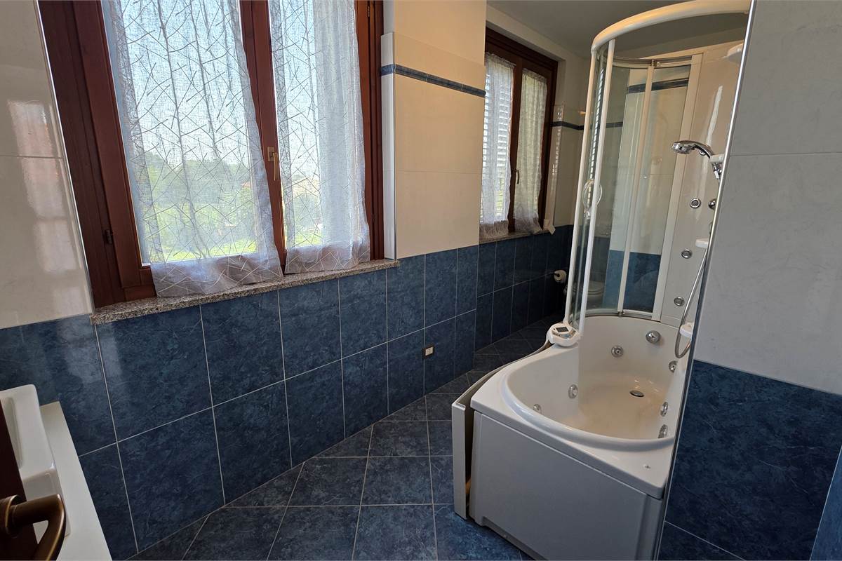 Villa Singola a Lonate Ceppino - Una Soluzione Abitativa Ideale per Famiglie Numerose