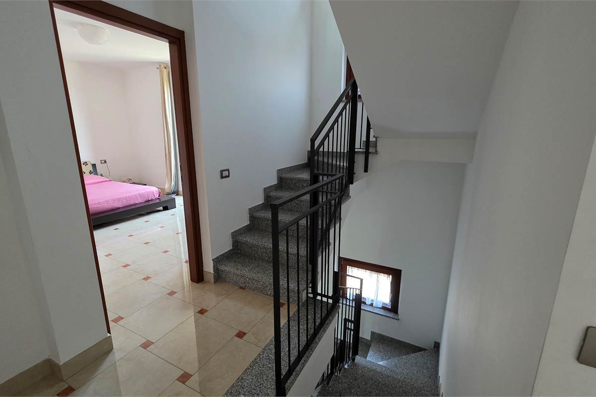 Villa Singola a Lonate Ceppino - Una Soluzione Abitativa Ideale per Famiglie Numerose