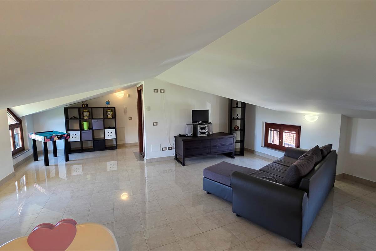 Villa Singola a Lonate Ceppino - Una Soluzione Abitativa Ideale per Famiglie Numerose