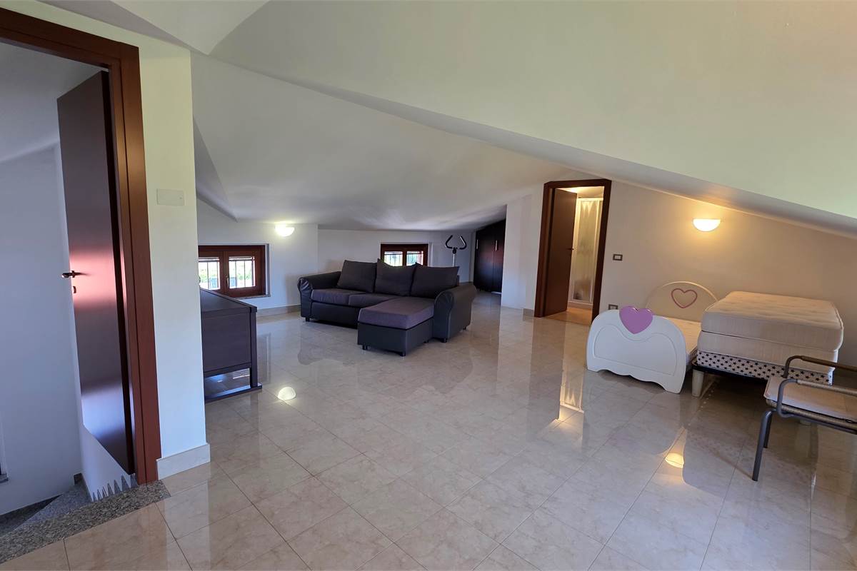 Villa Singola a Lonate Ceppino - Una Soluzione Abitativa Ideale per Famiglie Numerose