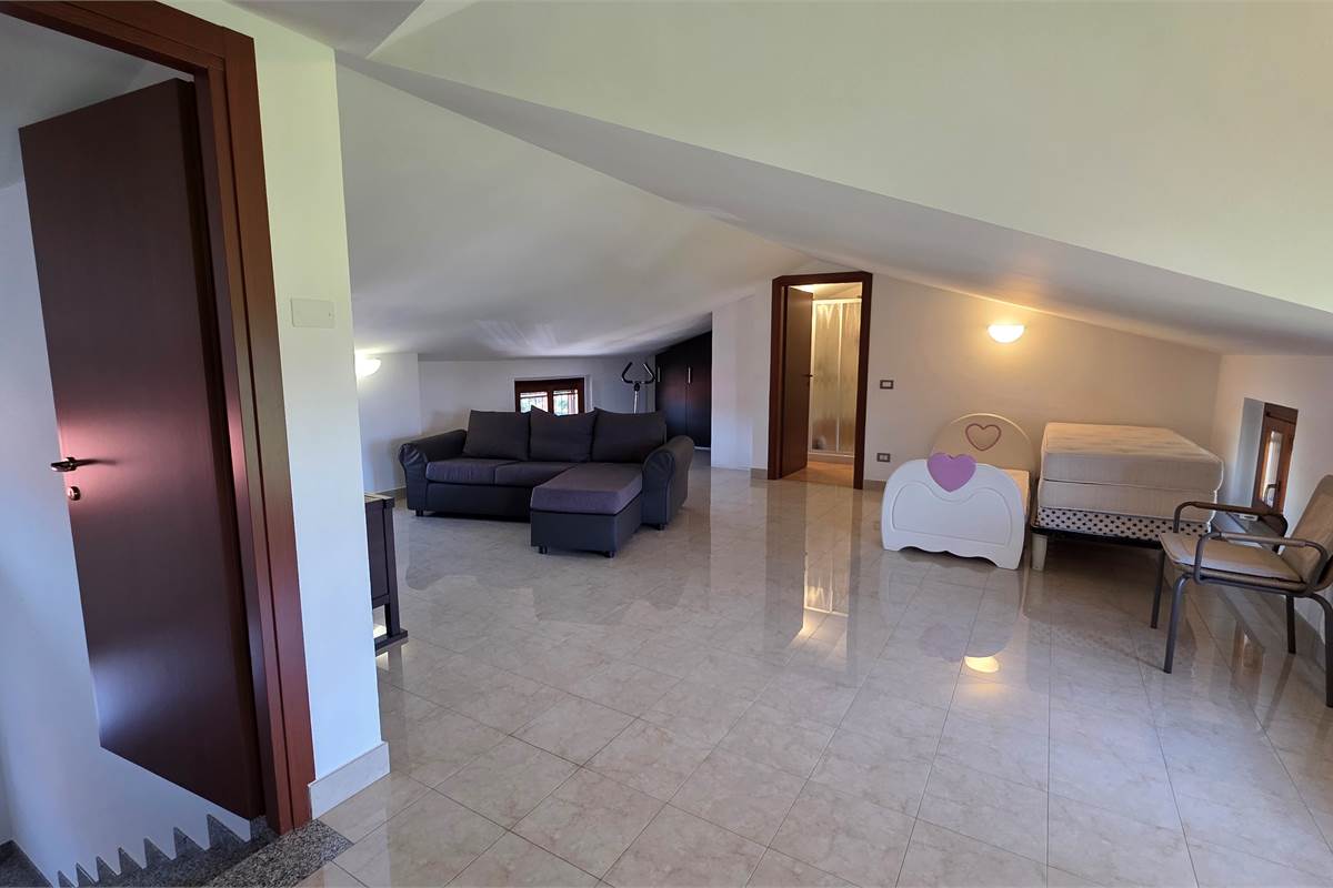 Villa Singola a Lonate Ceppino - Una Soluzione Abitativa Ideale per Famiglie Numerose