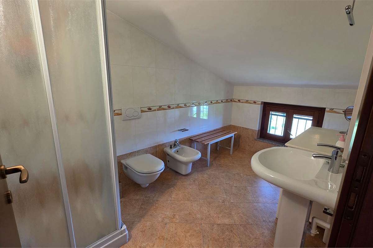 Villa Singola a Lonate Ceppino - Una Soluzione Abitativa Ideale per Famiglie Numerose