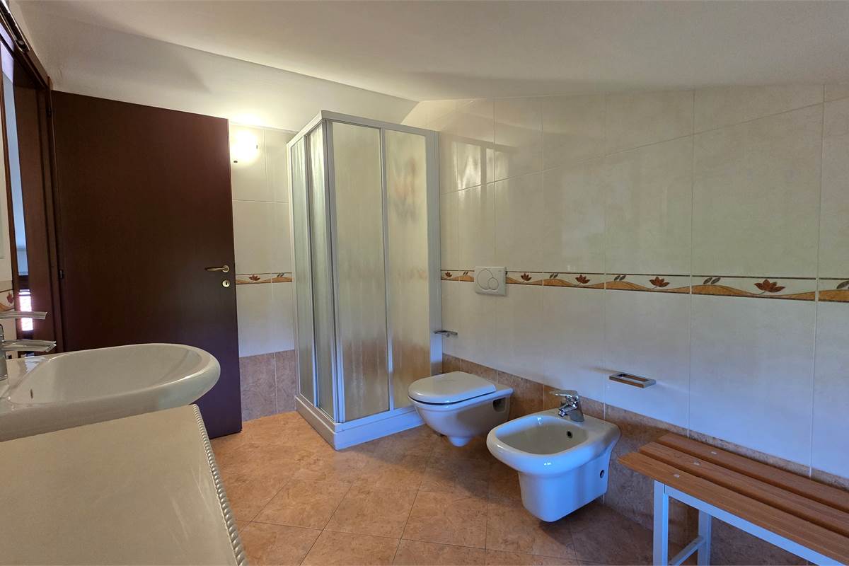 Villa Singola a Lonate Ceppino - Una Soluzione Abitativa Ideale per Famiglie Numerose