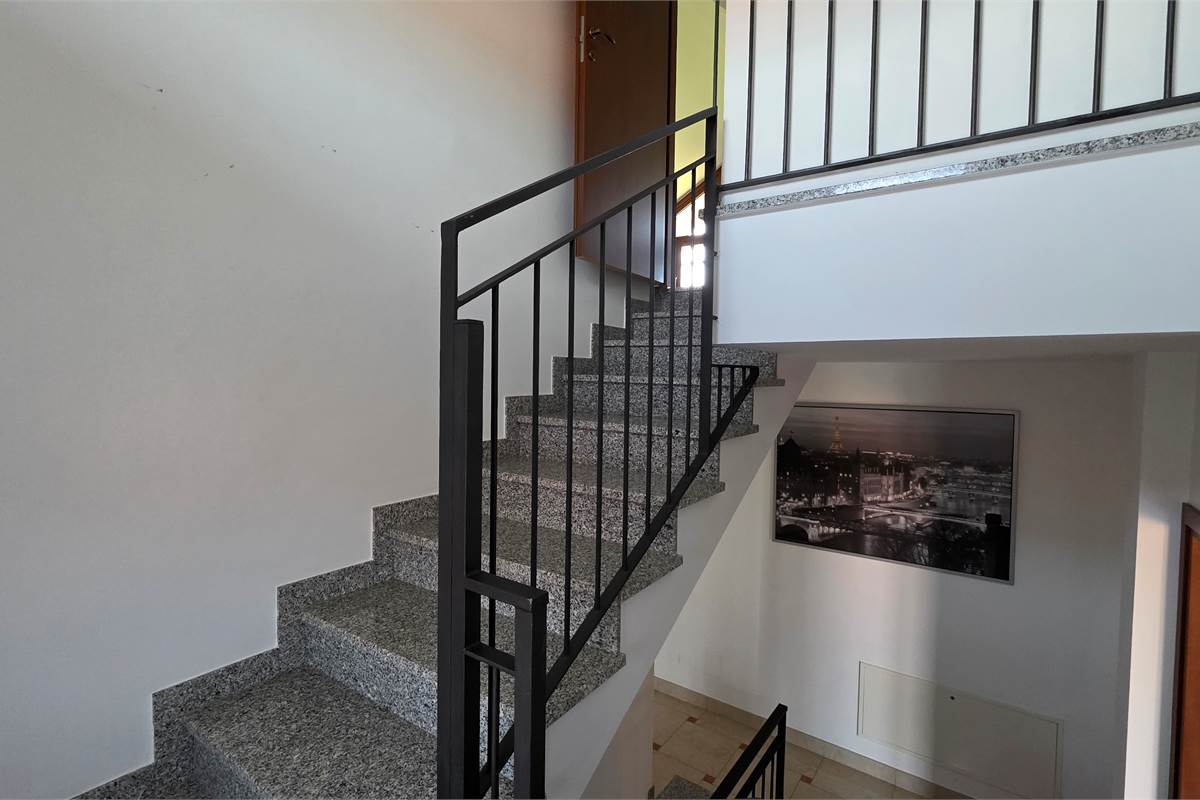 Villa Singola a Lonate Ceppino - Una Soluzione Abitativa Ideale per Famiglie Numerose