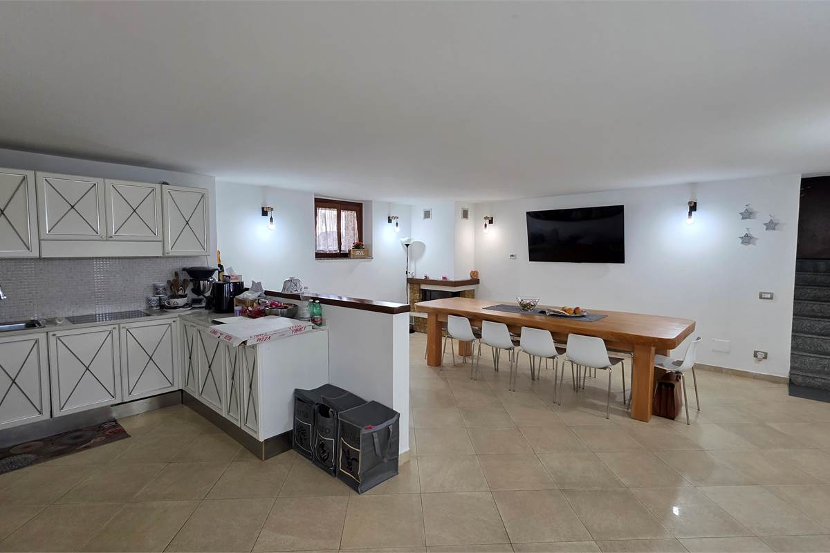 Villa Singola a Lonate Ceppino - Una Soluzione Abitativa Ideale per Famiglie Numerose