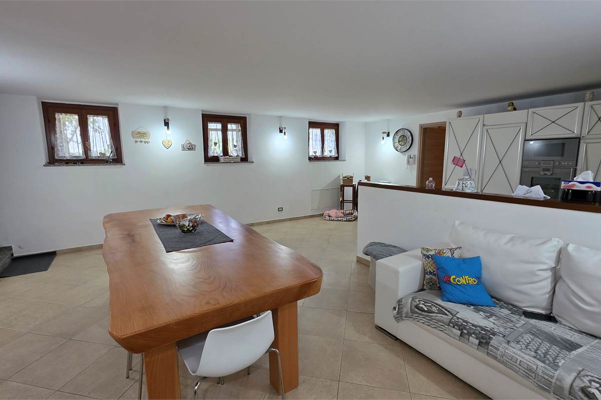 Villa Singola a Lonate Ceppino - Una Soluzione Abitativa Ideale per Famiglie Numerose