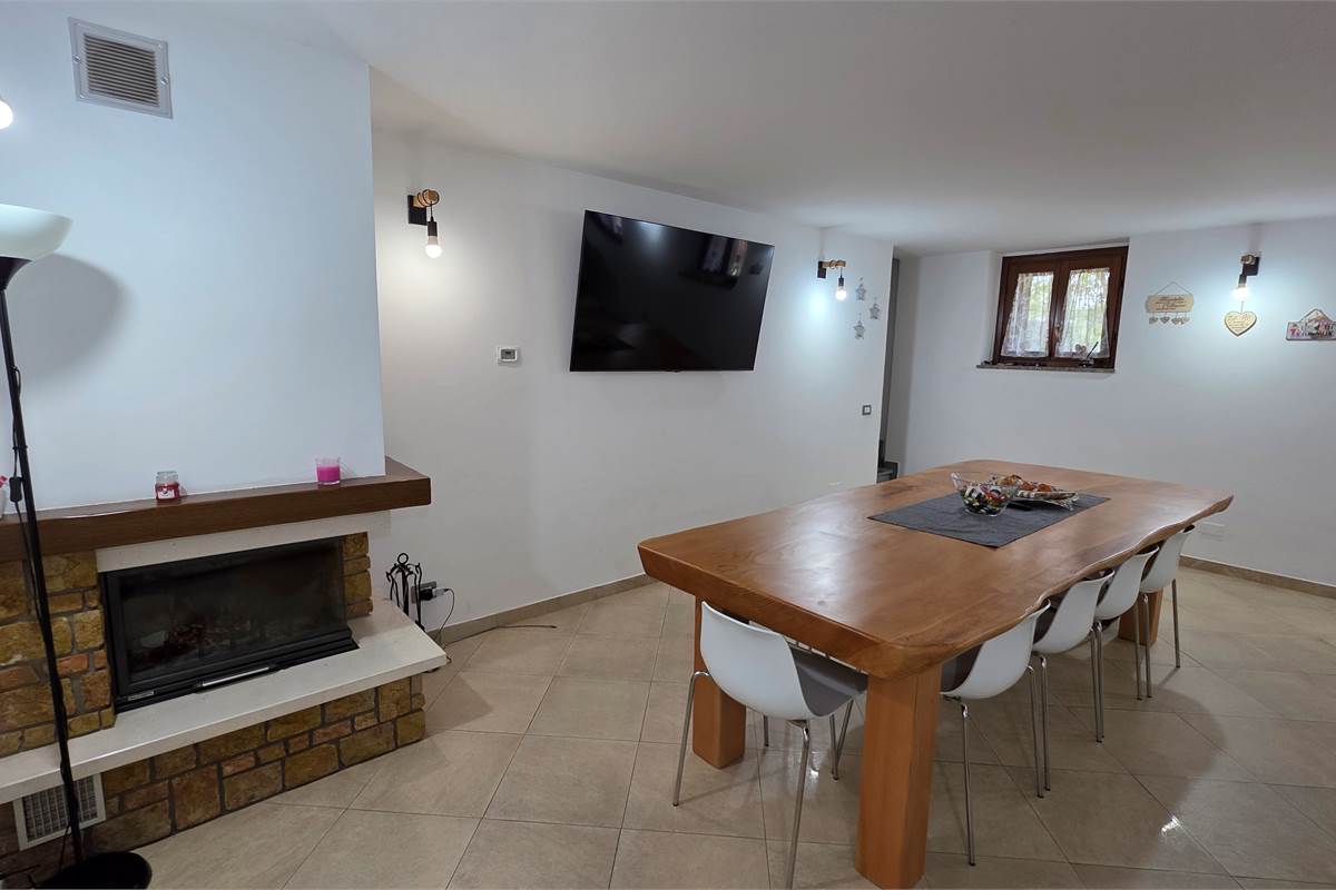 Villa Singola a Lonate Ceppino - Una Soluzione Abitativa Ideale per Famiglie Numerose