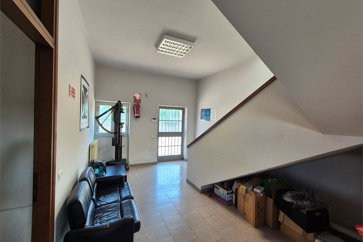 Capannone con area esterna a Cadorago