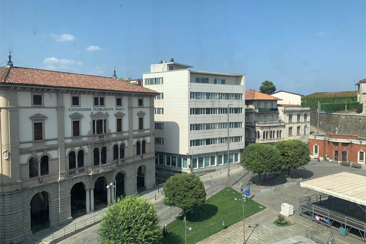 Grande ufficio direzionale a Cantu'