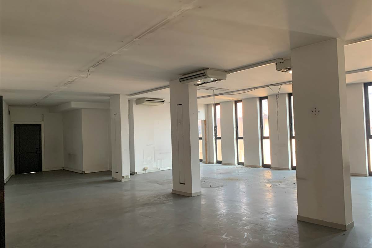 Grande ufficio direzionale a Cantu'