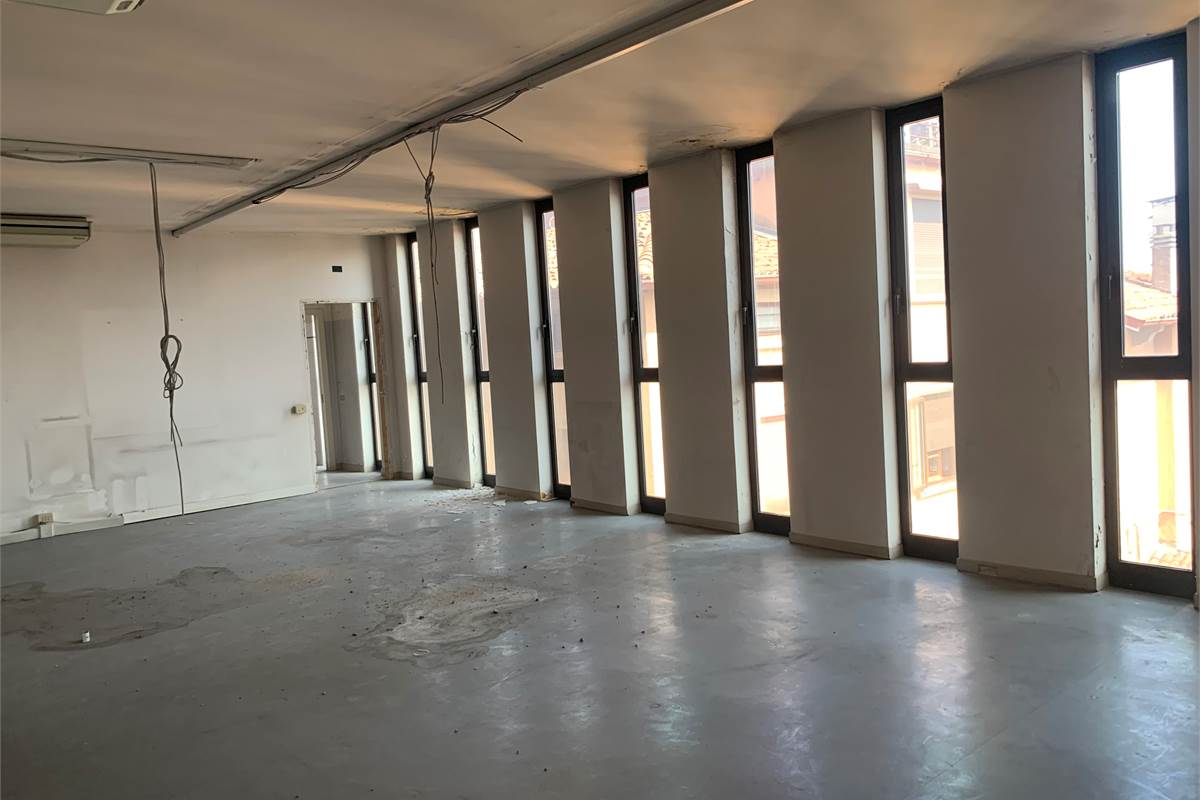 Grande ufficio direzionale a Cantu'