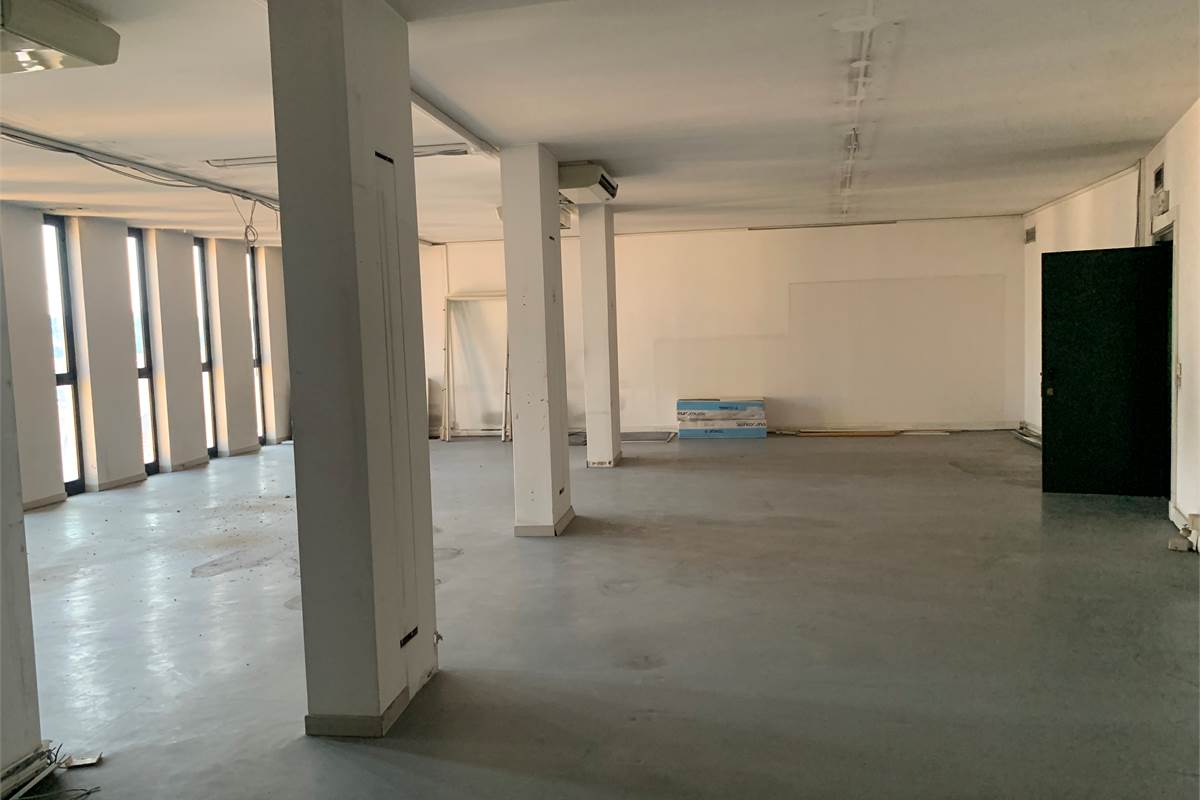 Grande ufficio direzionale a Cantu'