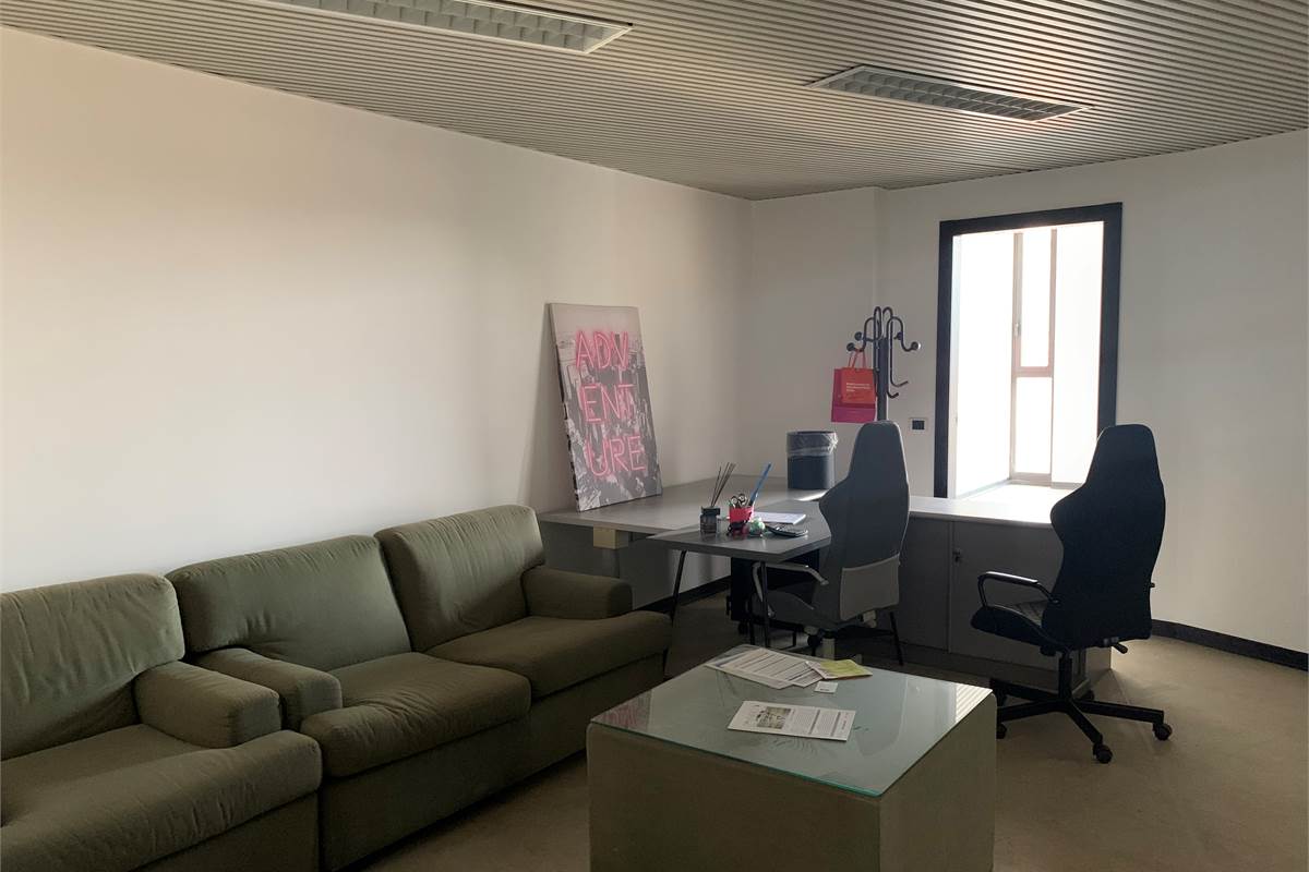 Grande ufficio direzionale a Cantu'