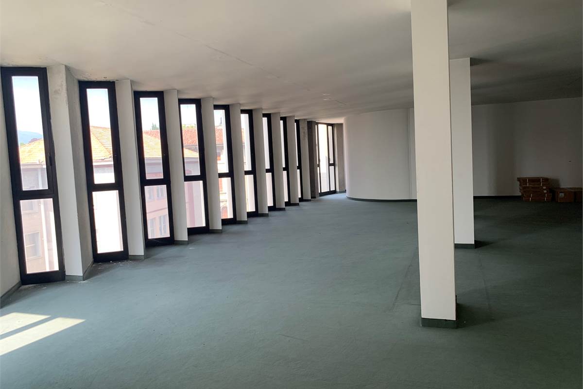 Grande ufficio direzionale a Cantu'