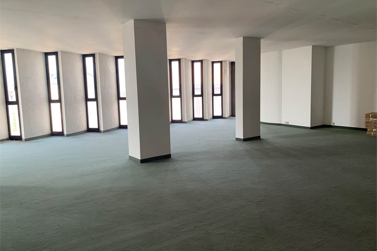 Grande ufficio direzionale a Cantu'