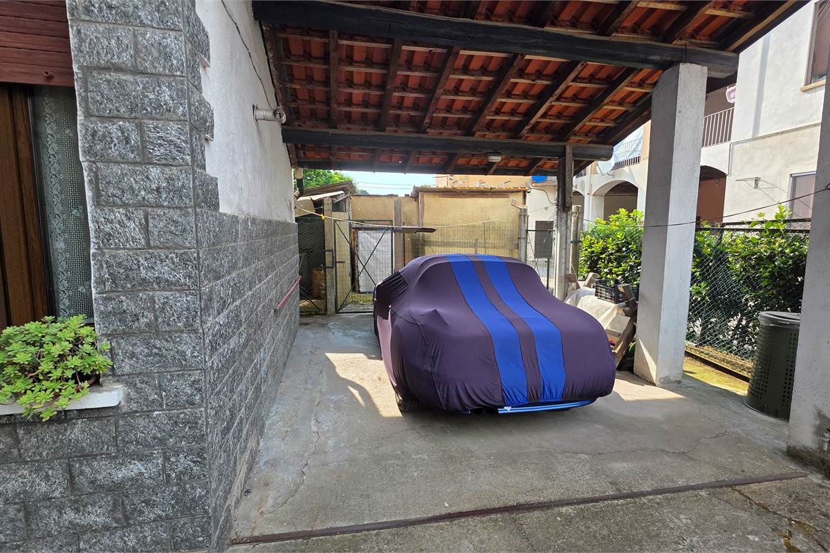 Porzione di Casa a Fenegrò con giardino