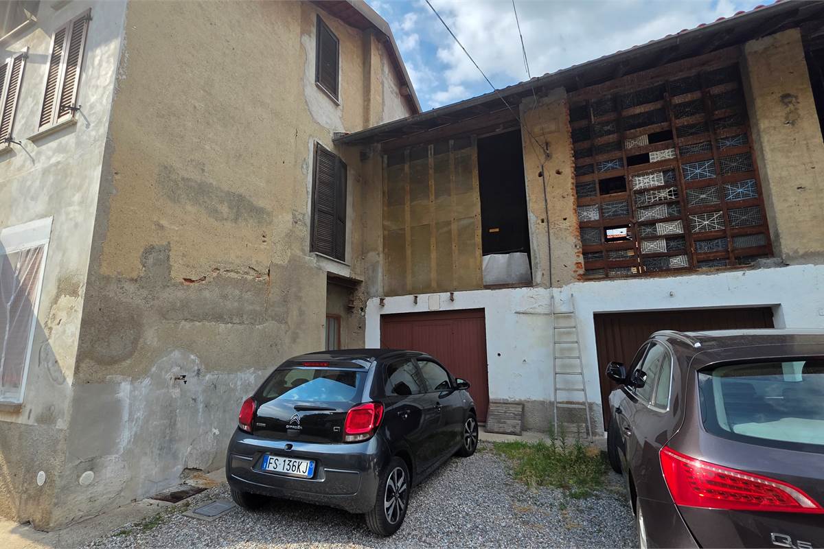 Porzione di Casa a Fenegrò con giardino