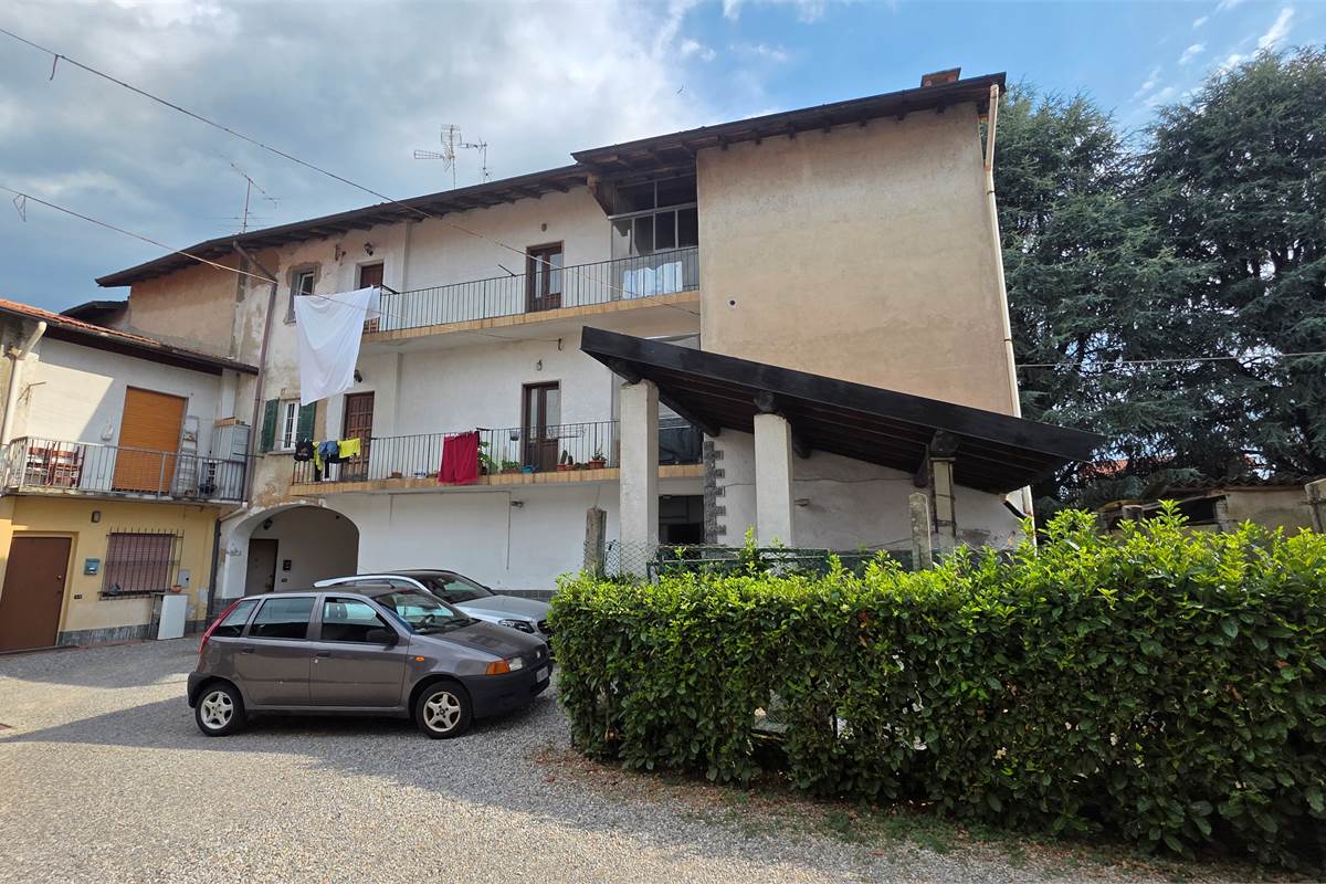 Porzione di Casa a Fenegrò con giardino