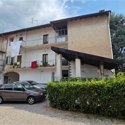Porzione di Casa a Fenegrò con giardino