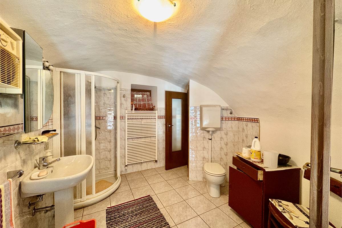 Porzione di casa con GIARDINO a CHIURO