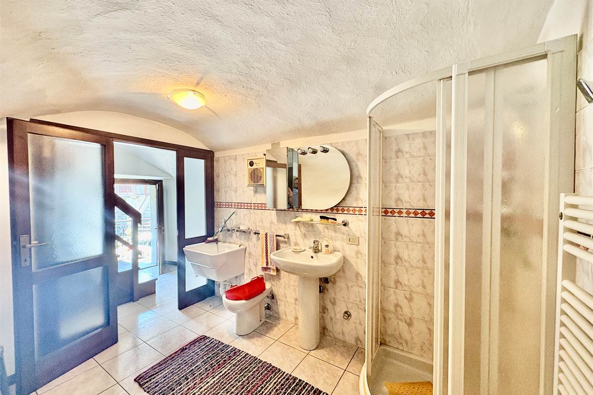 Porzione di casa con GIARDINO a CHIURO
