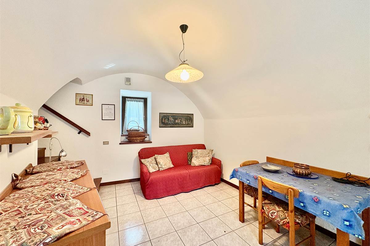 Porzione di casa con GIARDINO a CHIURO
