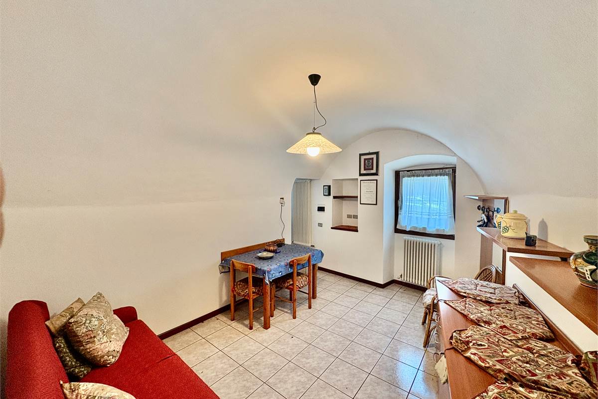 Porzione di casa con GIARDINO a CHIURO