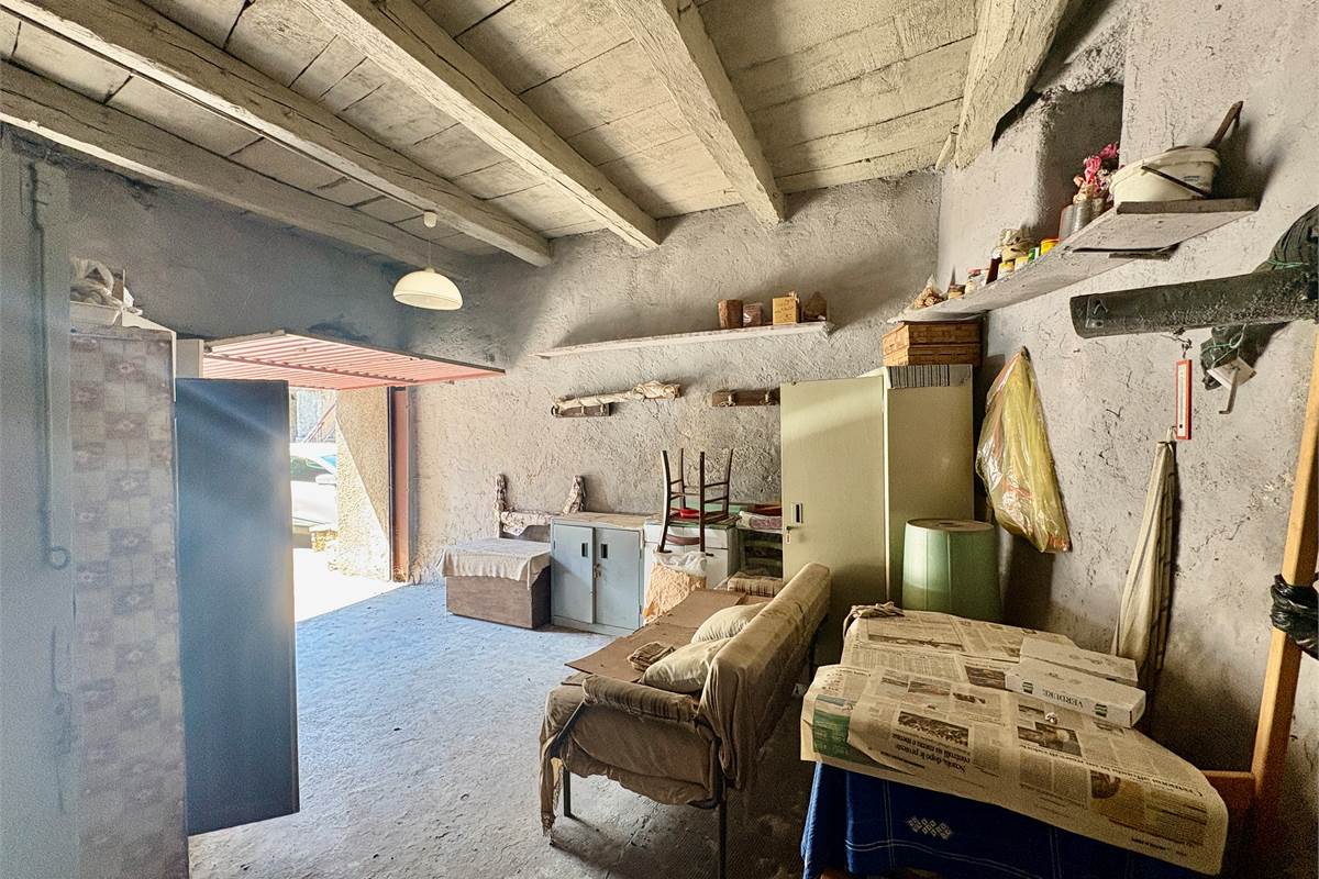 Porzione di casa con GIARDINO a CHIURO