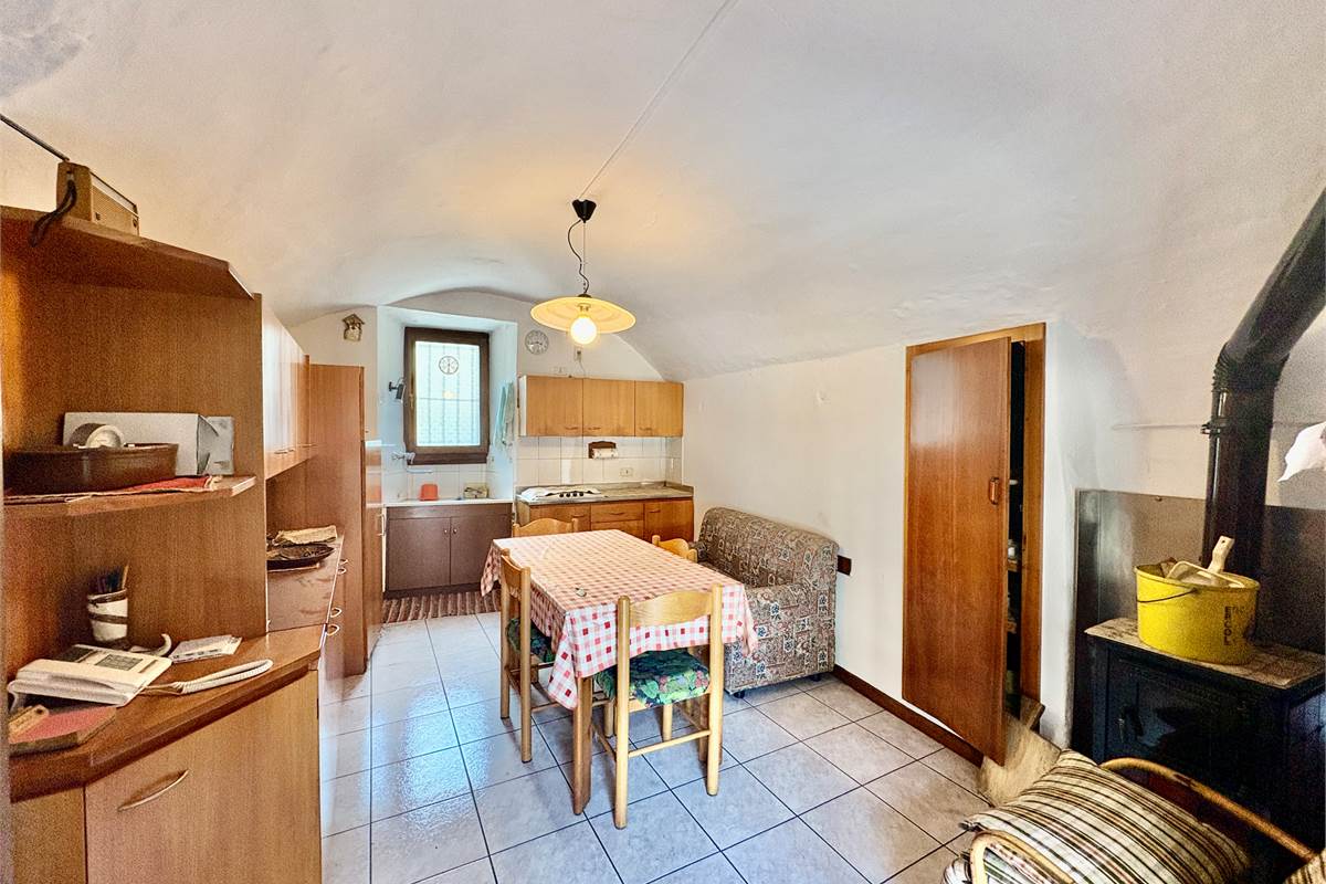 Porzione di casa con GIARDINO a CHIURO