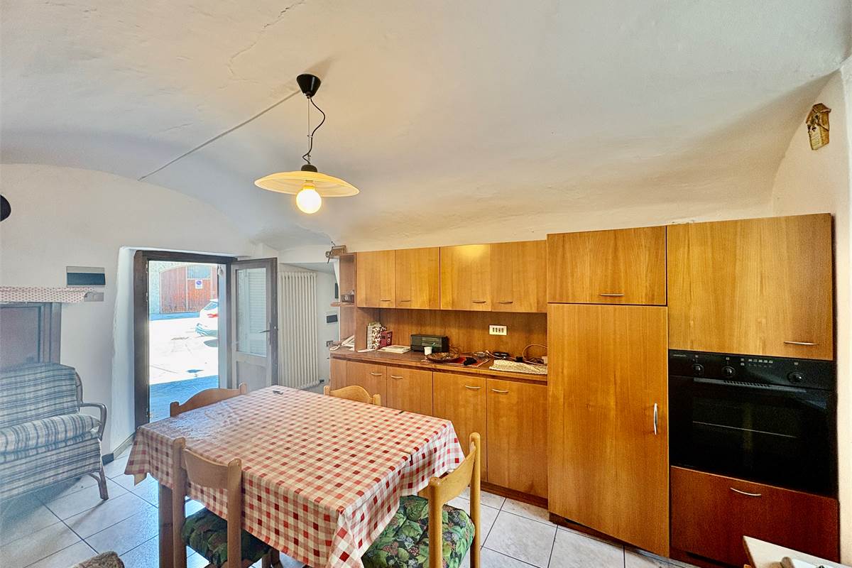 Porzione di casa con GIARDINO a CHIURO