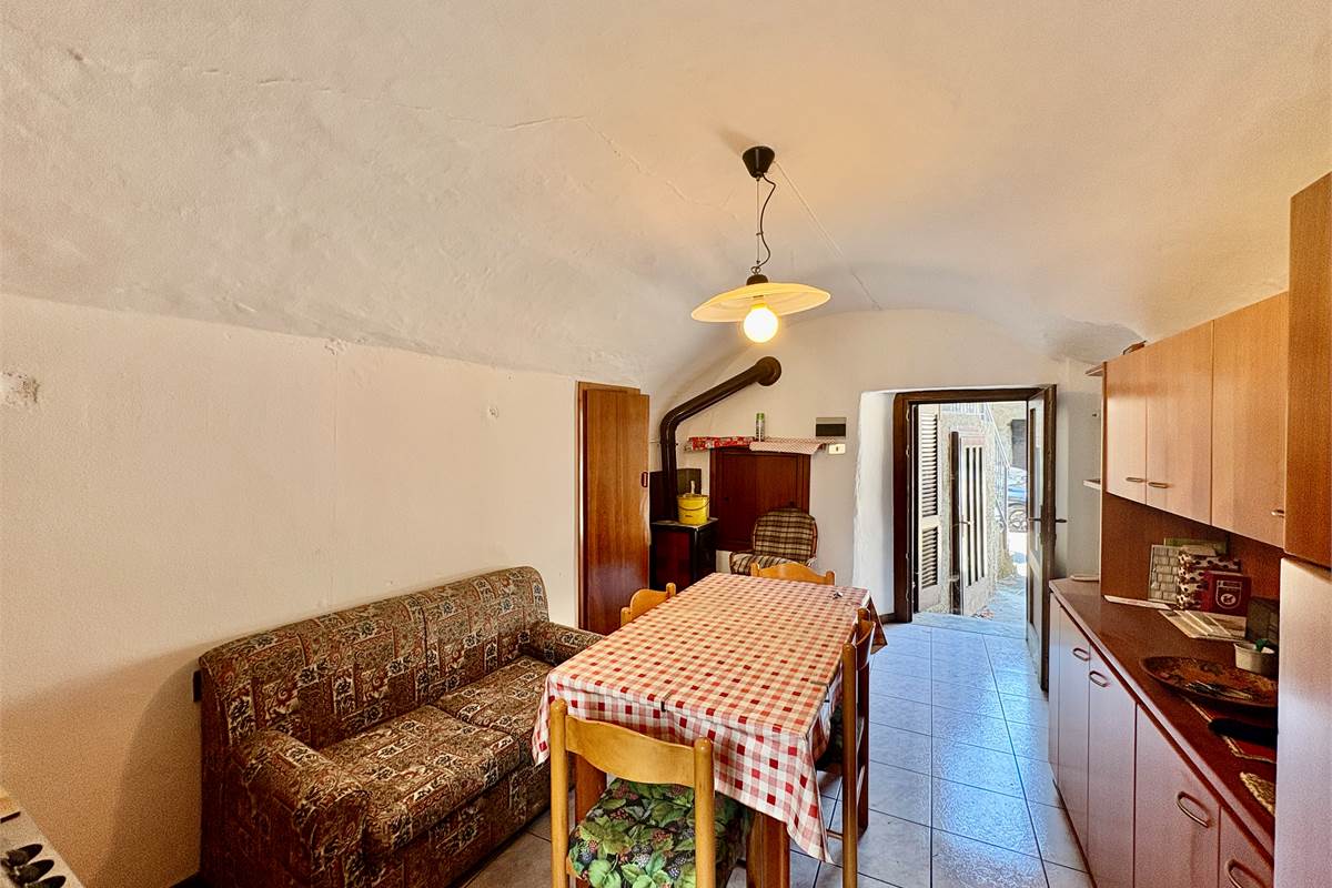 Porzione di casa con GIARDINO a CHIURO