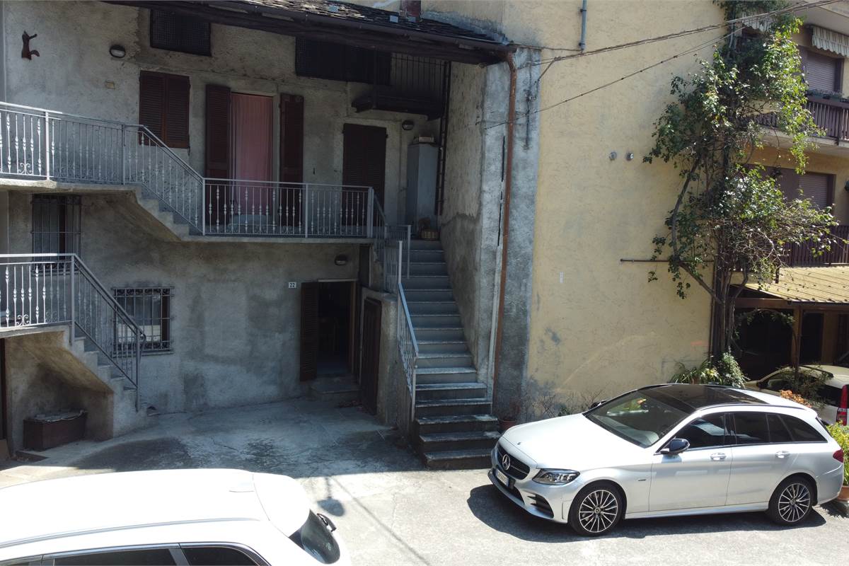 Porzione di casa con GIARDINO a CHIURO