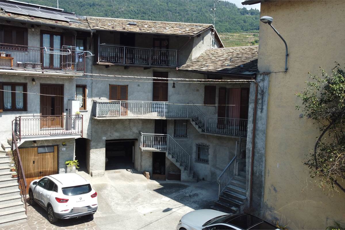 Porzione di casa con GIARDINO a CHIURO