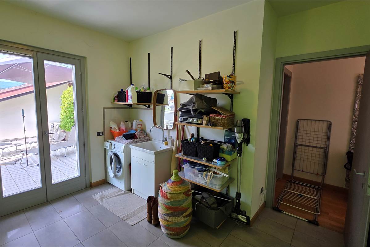 Ampio Trilocale a Cantù con box e cantina 